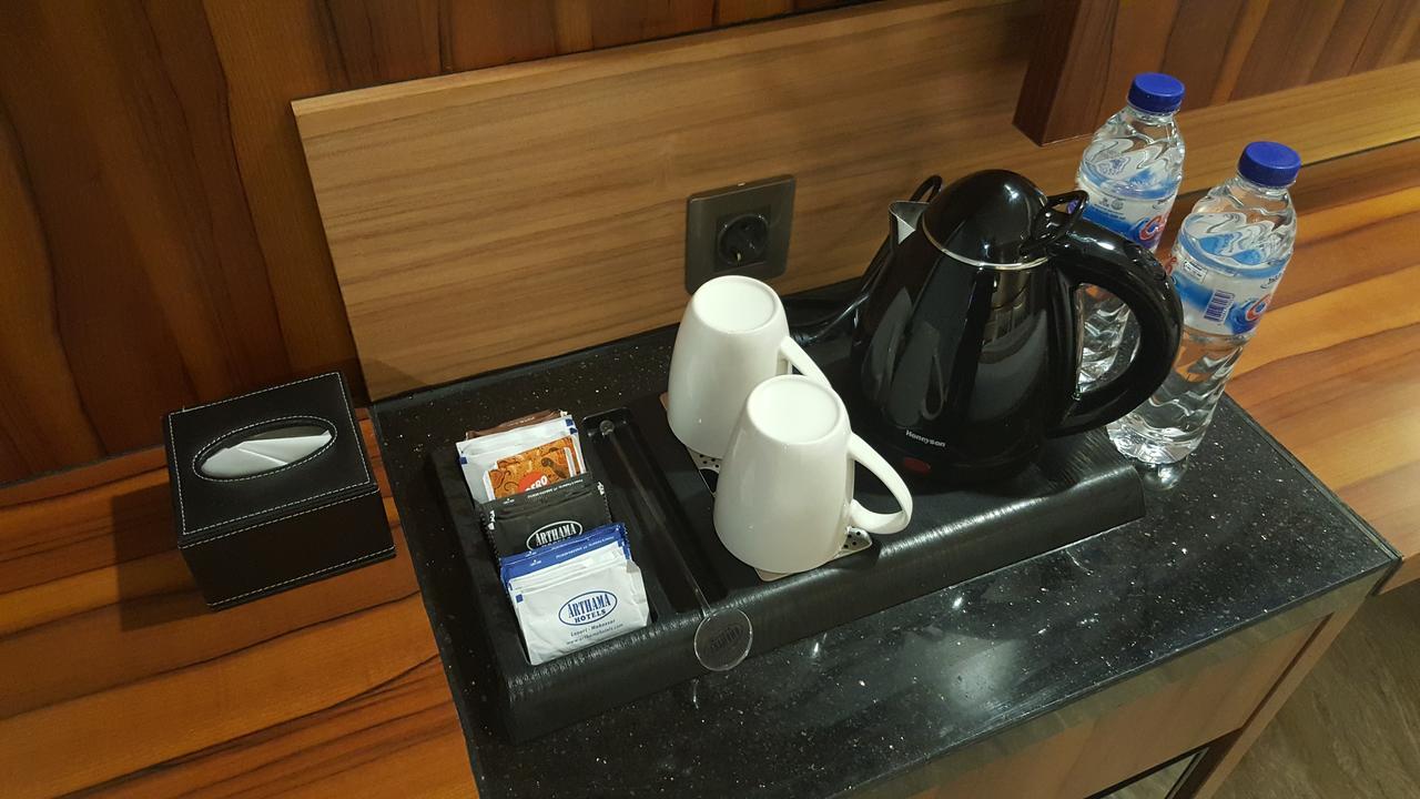 Arthama Hotels Makassar Buitenkant foto